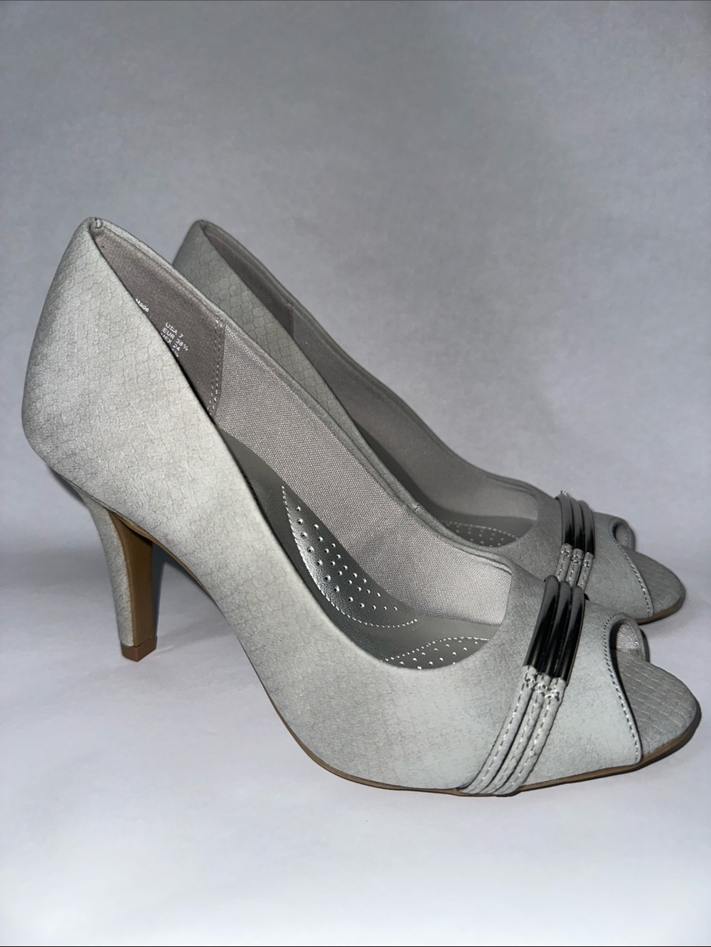 Dexflex Comfort Karie Heel in Light Grey Reptileskin Texture Peeptoe, Size 7